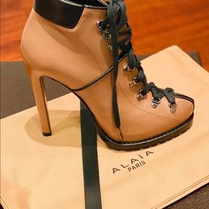 HEELED LEATHER TREKKING BOOTS